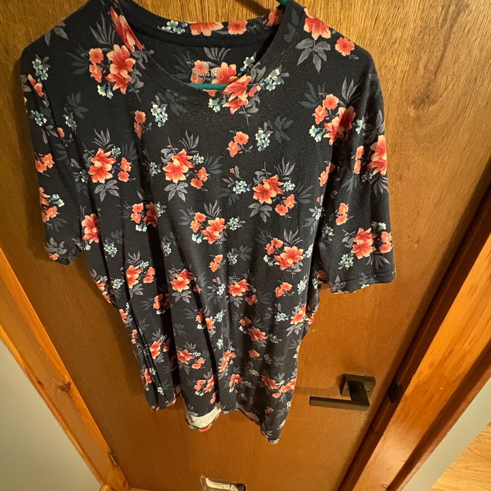Hollister Floral Short Sleeve Tee - Black and Red